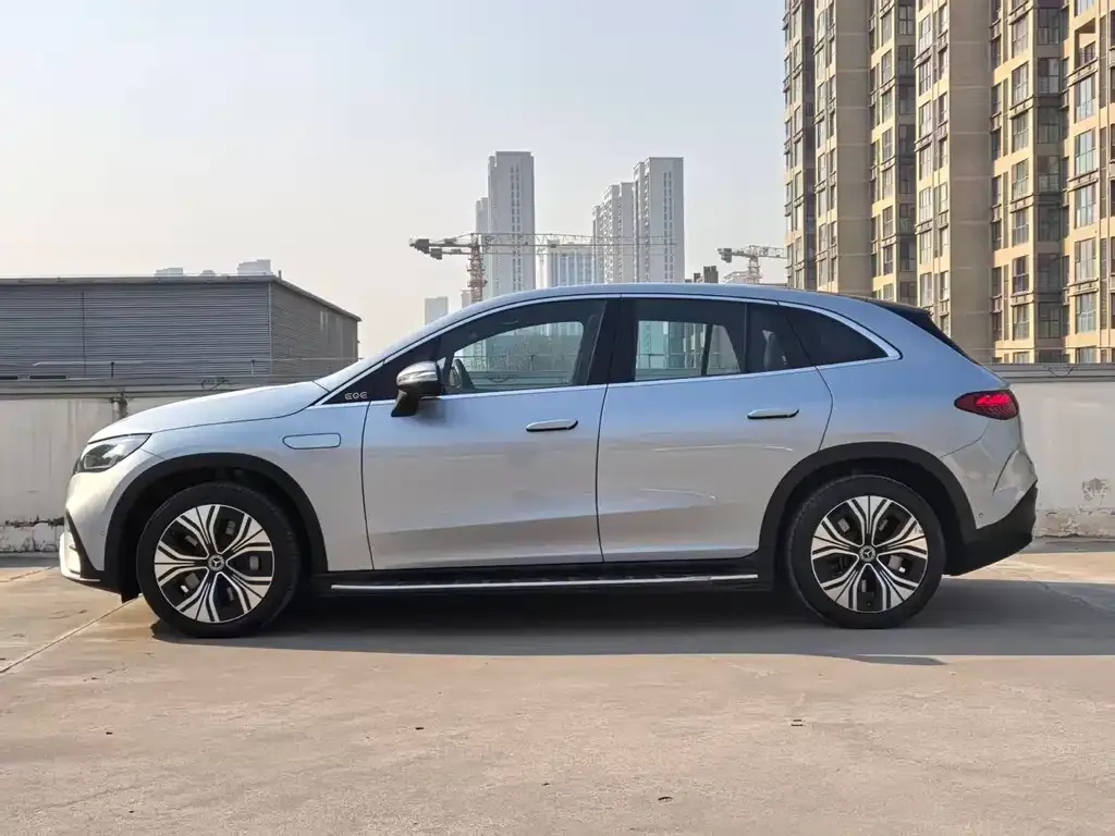 Mercedes-Benz EQE SUV — фото 10