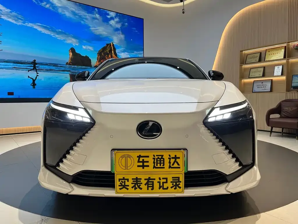 Lexus RZ — фото 1