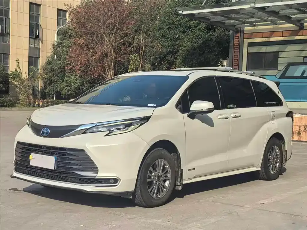 Toyota Sienna — фото 1