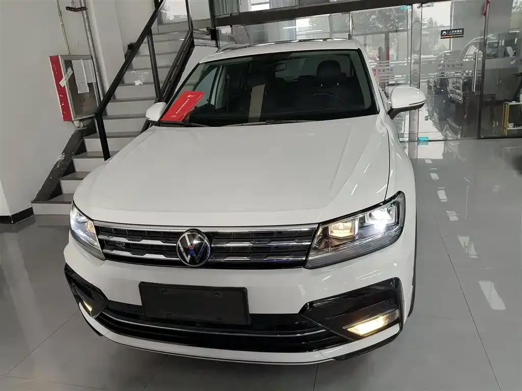 Volkswagen Tiguan L — фото 4