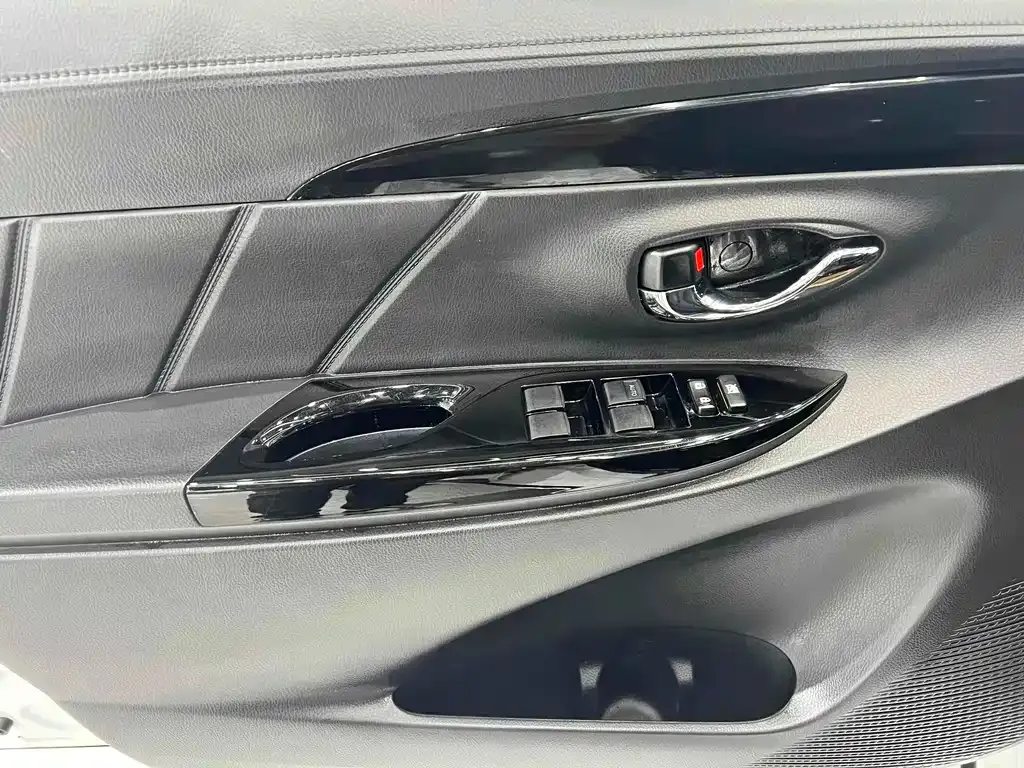 Toyota Yaris L — фото 8