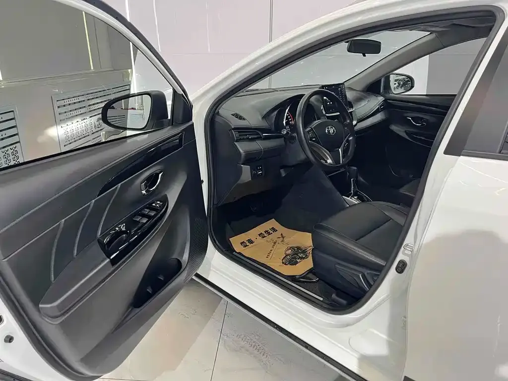 Toyota Yaris L — фото 3