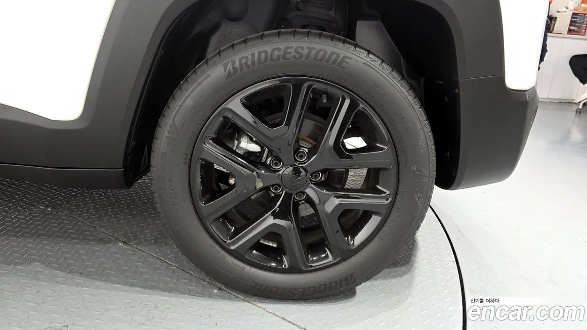 Jeep Renegade — фото 8