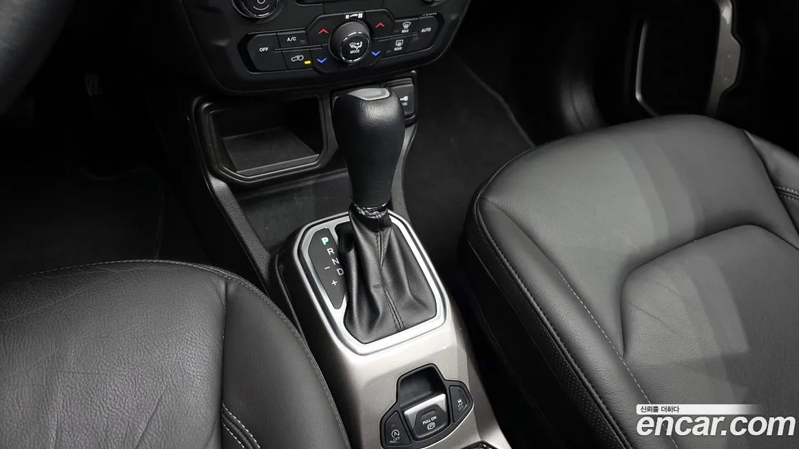 Jeep Renegade — фото 10