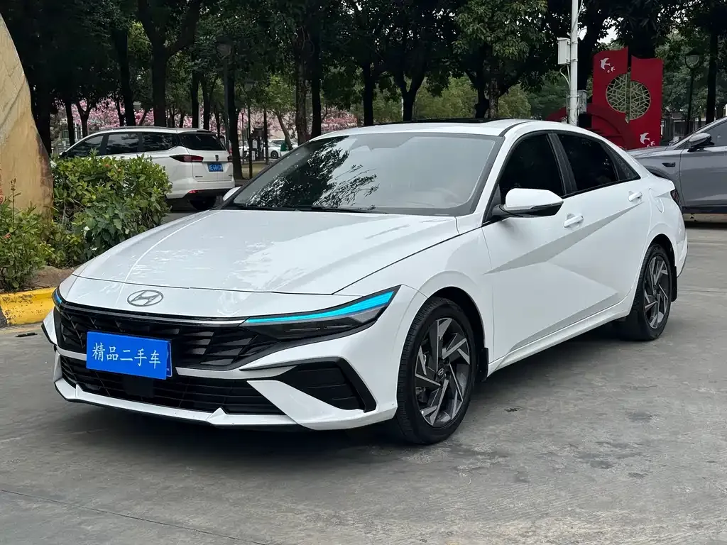 Hyundai Elantra — фото 1