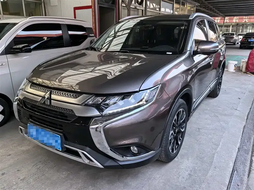 Mitsubishi Outlander — фото 1
