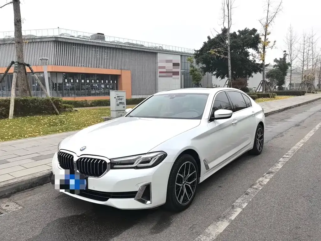 BMW 5 Series — фото 1