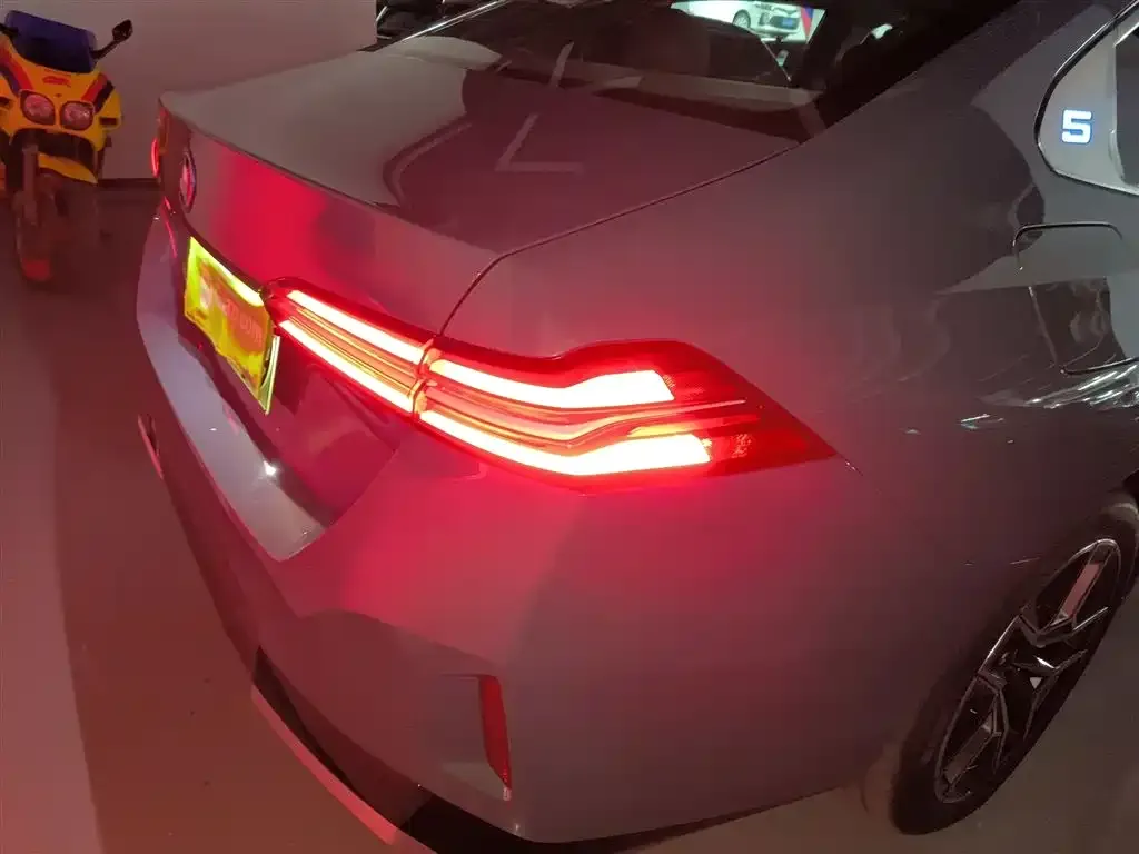 BMW i5 — фото 2