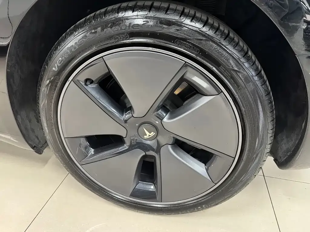 Tesla Model 3 — фото 9