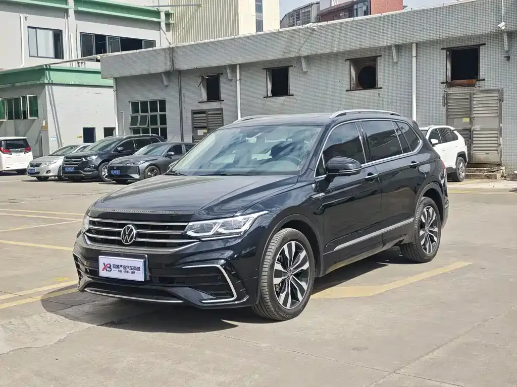 Volkswagen Tiguan L — фото 1