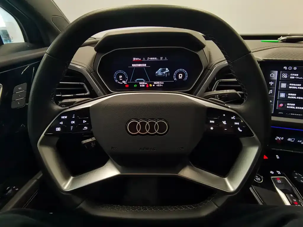 Audi Q4 e-tron — фото 2