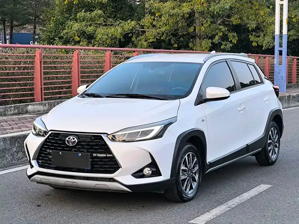 Toyota Yaris L — фото 1