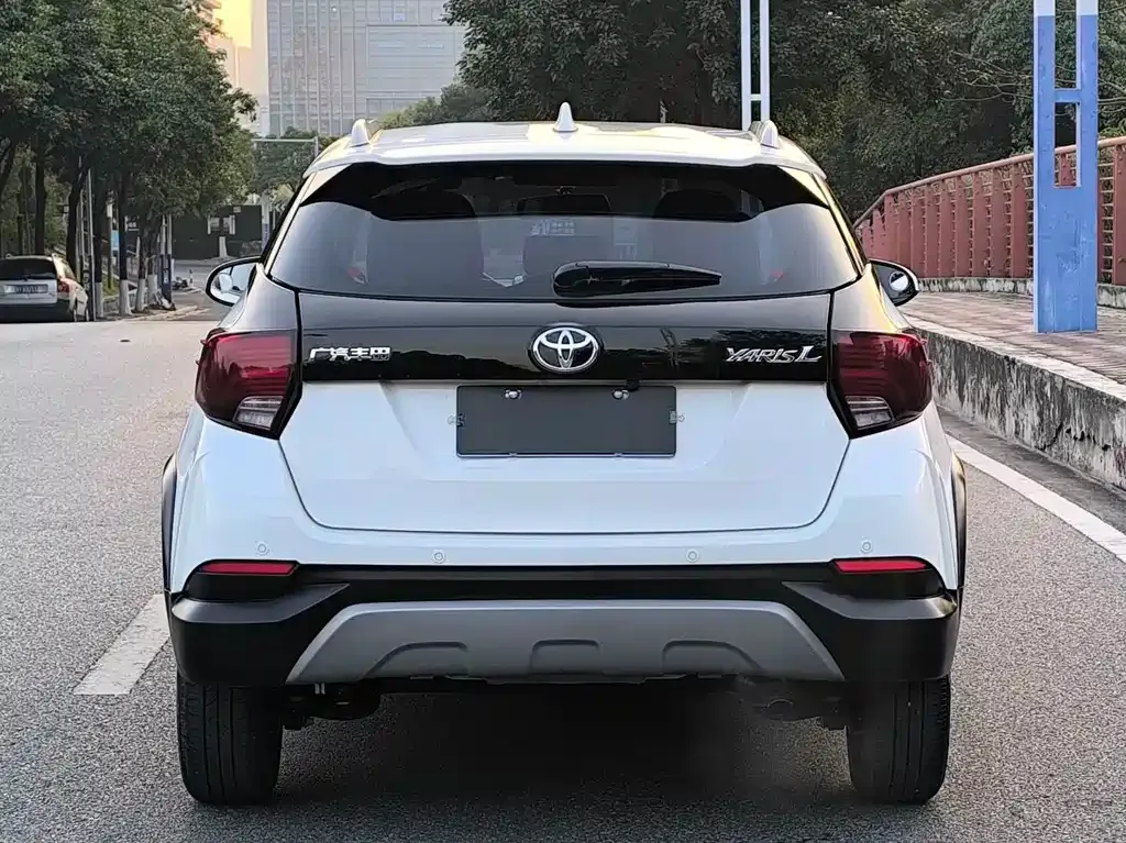 Toyota Yaris L — фото 2