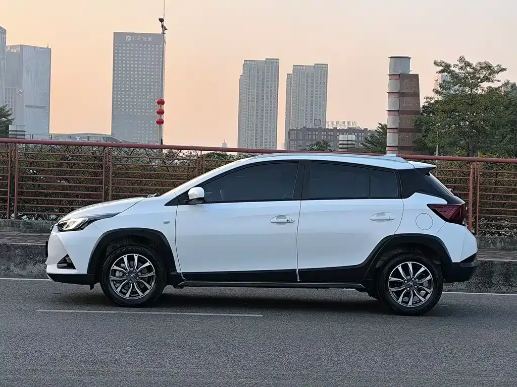 Toyota Yaris L — фото 8