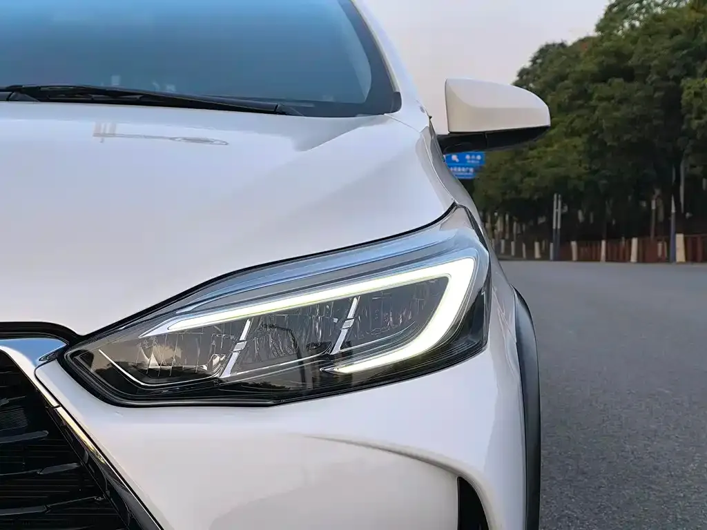 Toyota Yaris L — фото 3