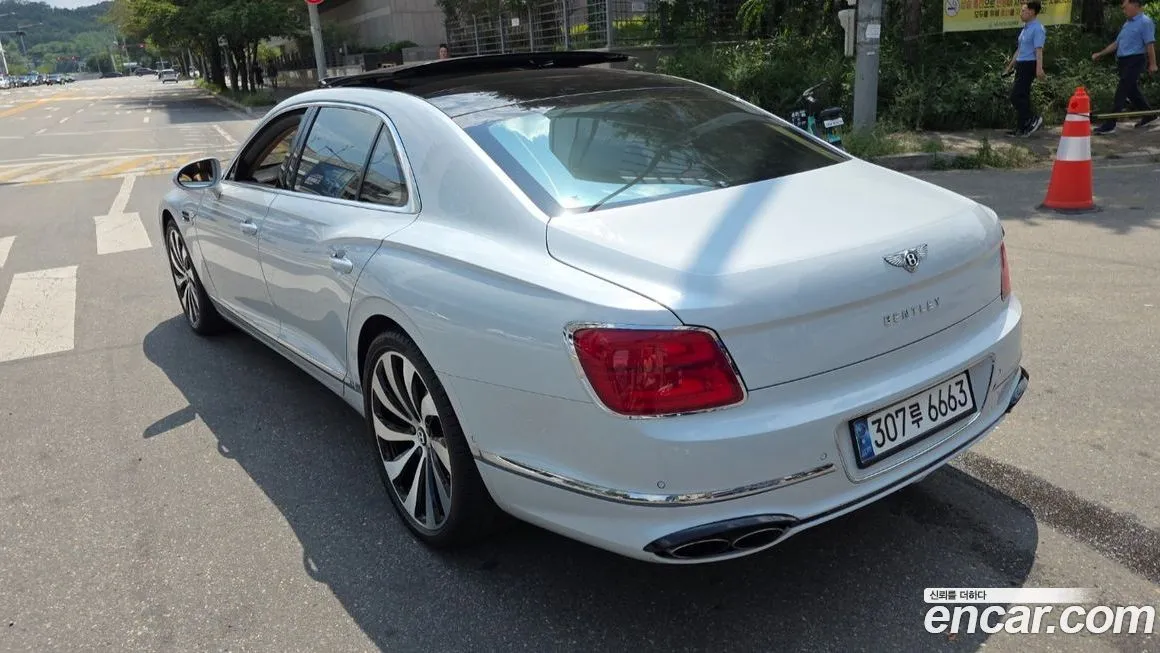 Bentley Flying Spur — фото 2