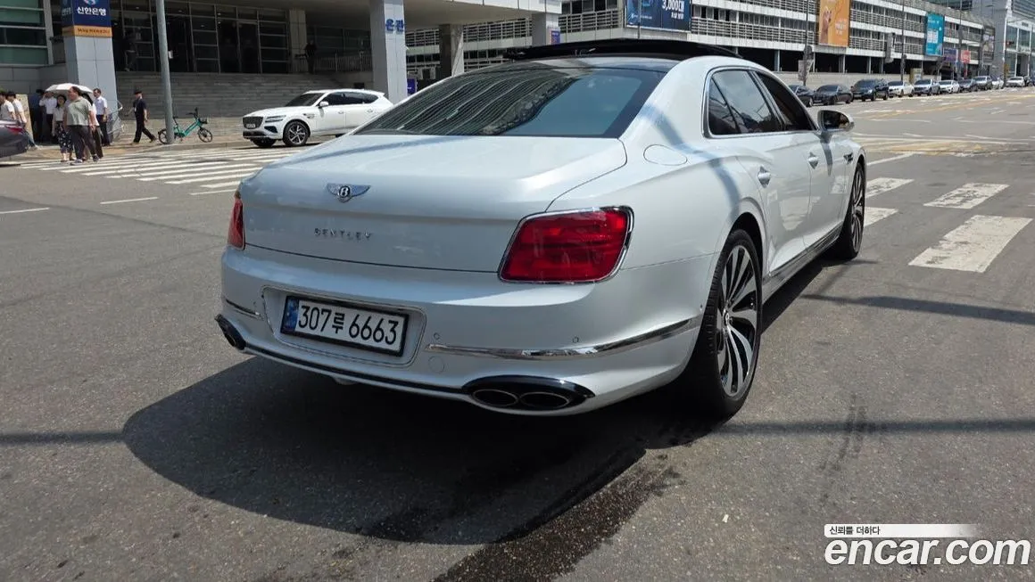 Bentley Flying Spur — фото 4