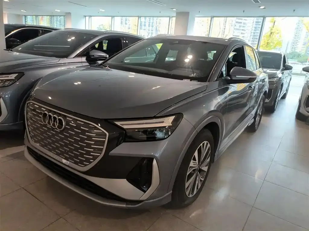 Audi Q4 e-tron — фото 1