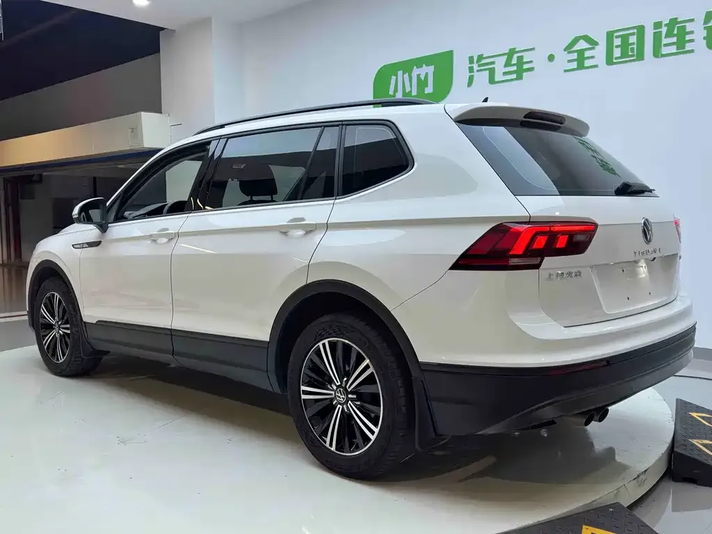 Volkswagen Tiguan L — фото 10