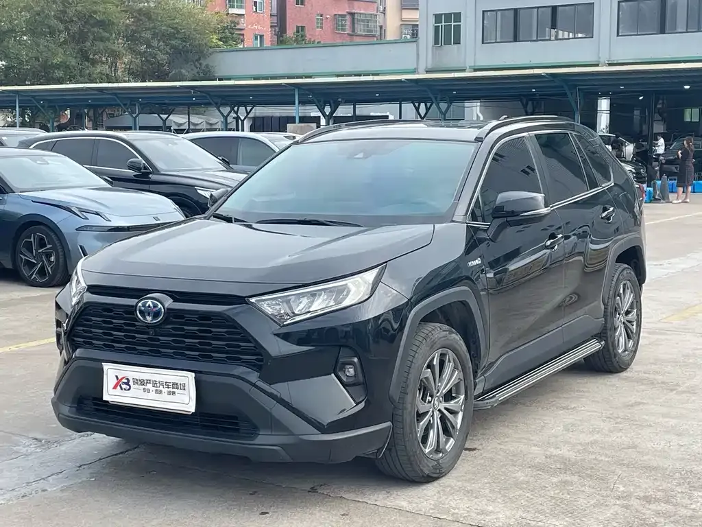 Toyota RAV4 — фото 1