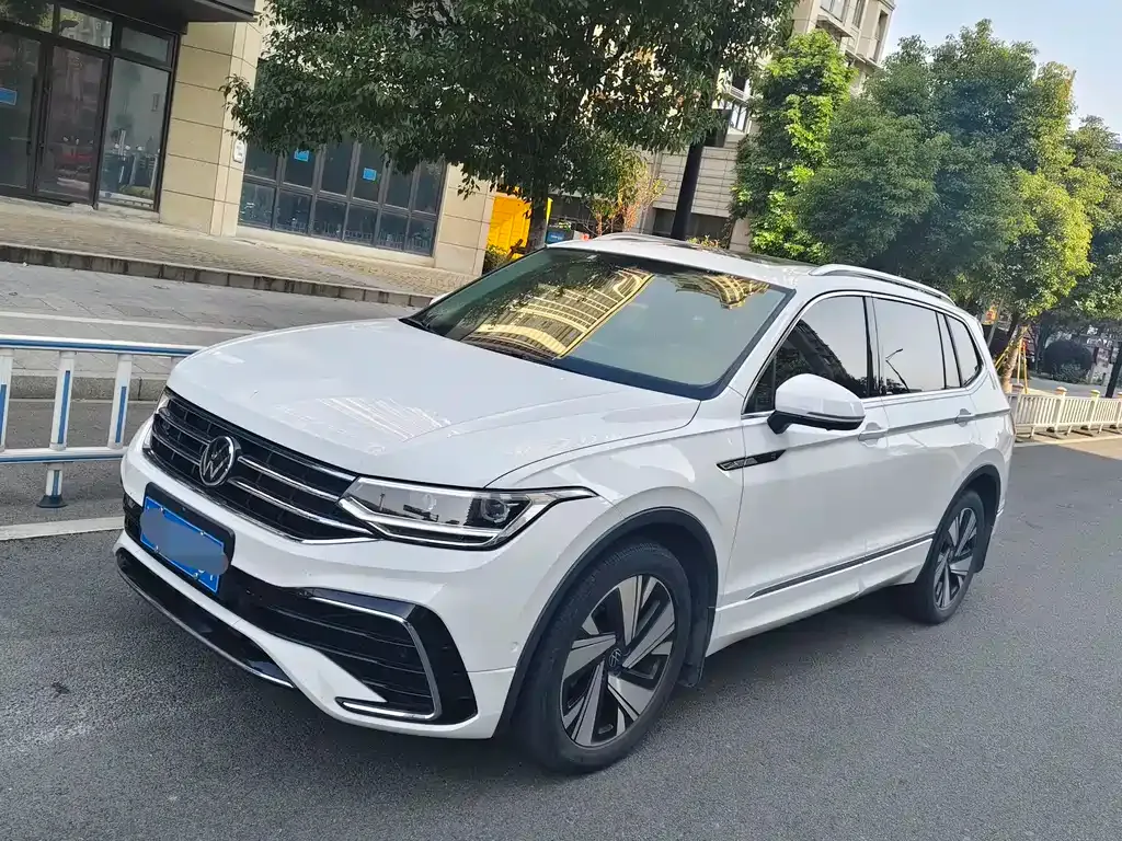 Volkswagen Tiguan L — фото 1