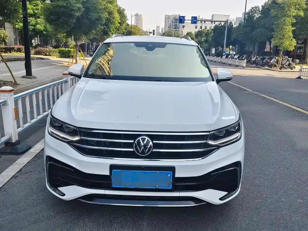 Volkswagen Tiguan L — фото 2