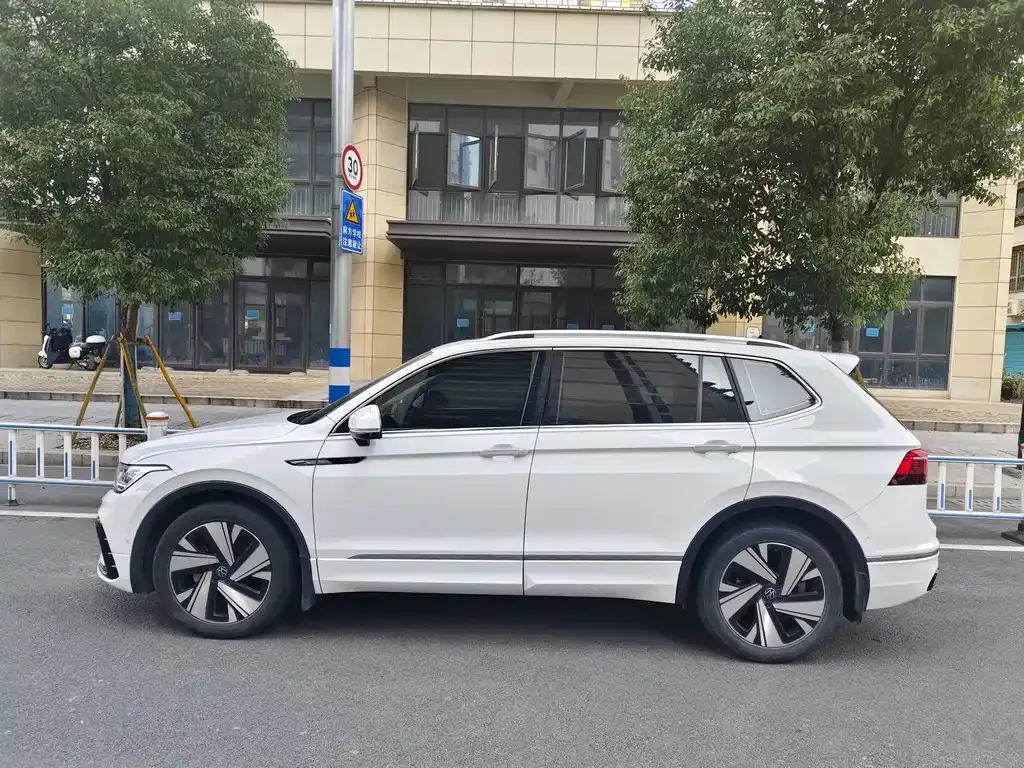 Volkswagen Tiguan L — фото 3