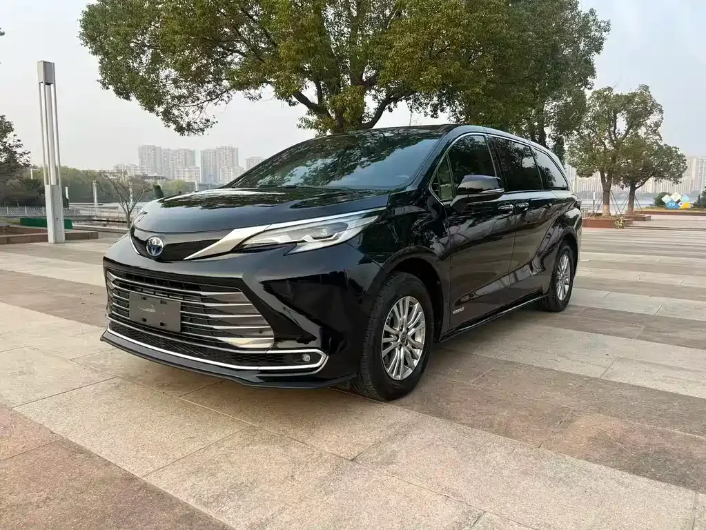 Toyota Sienna — фото 1