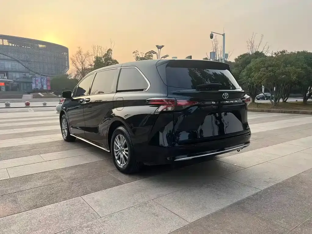 Toyota Sienna — фото 2