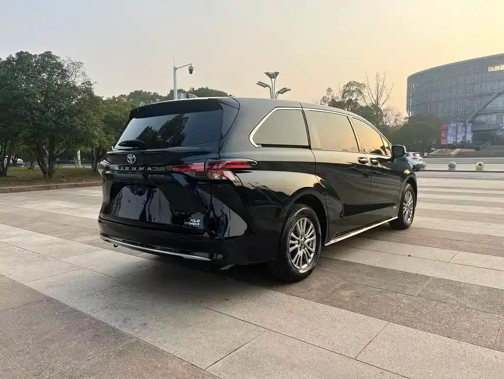Toyota Sienna — фото 3