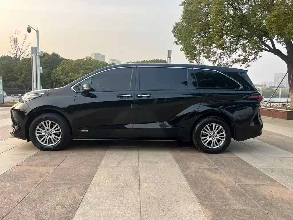 Toyota Sienna — фото 8