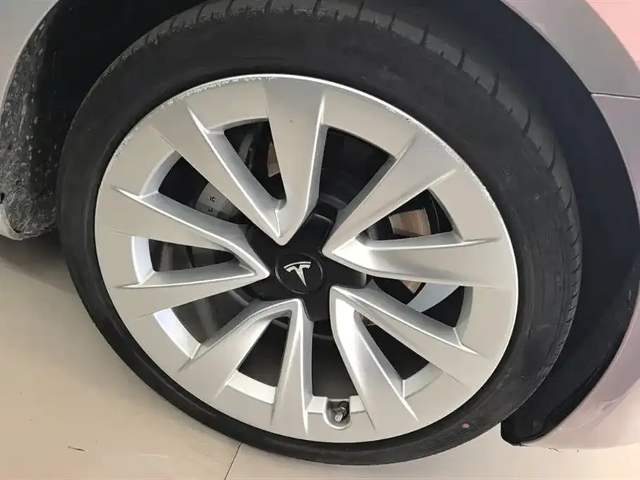 Tesla Model 3 — фото 5