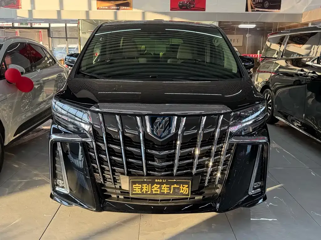 Toyota Alphard — фото 1