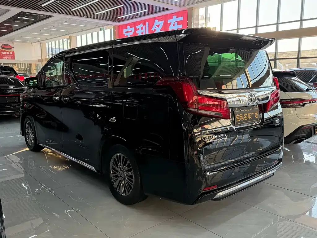 Toyota Alphard — фото 9