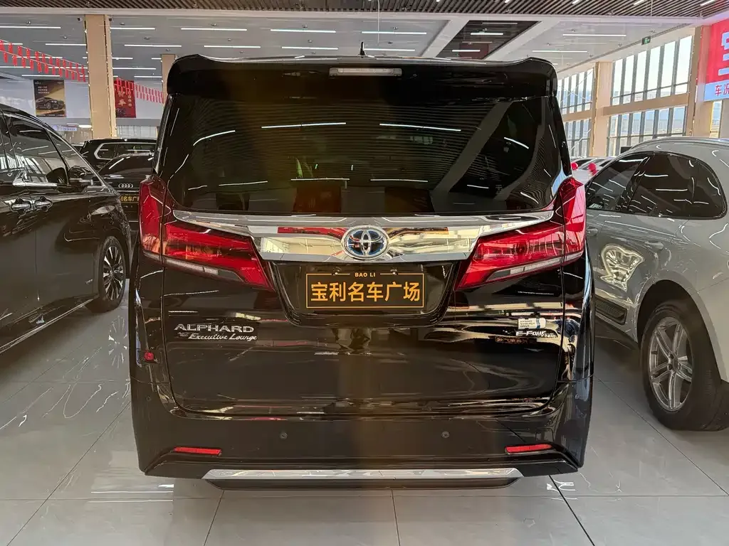 Toyota Alphard — фото 7