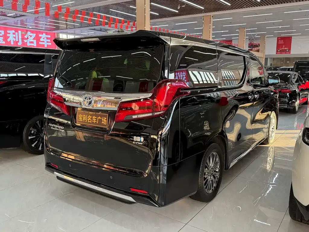Toyota Alphard — фото 4