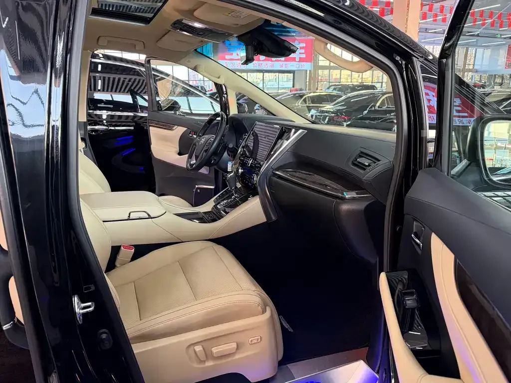 Toyota Alphard — фото 5
