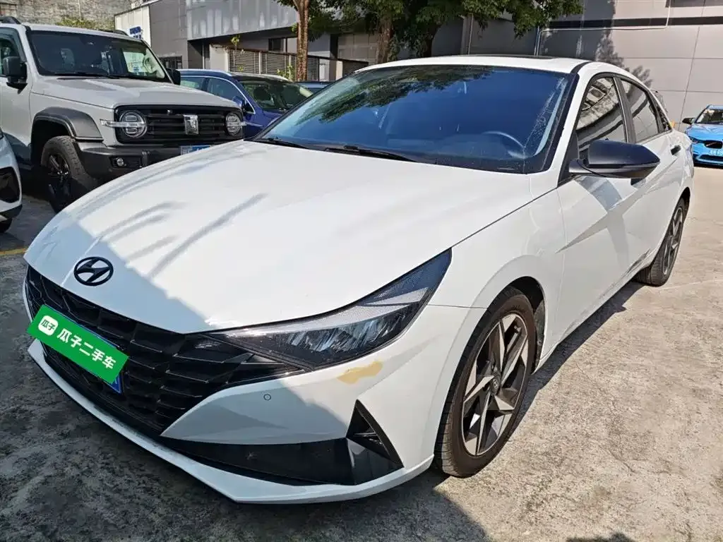 Hyundai Elantra — фото 1
