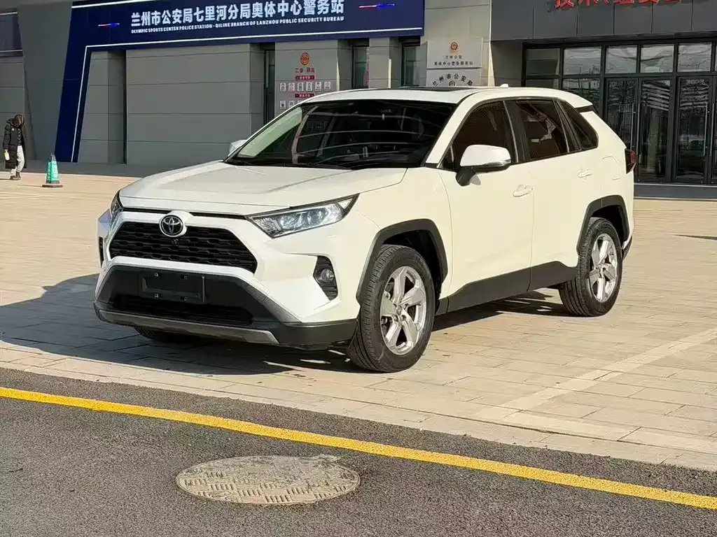 Toyota RAV4 — фото 1