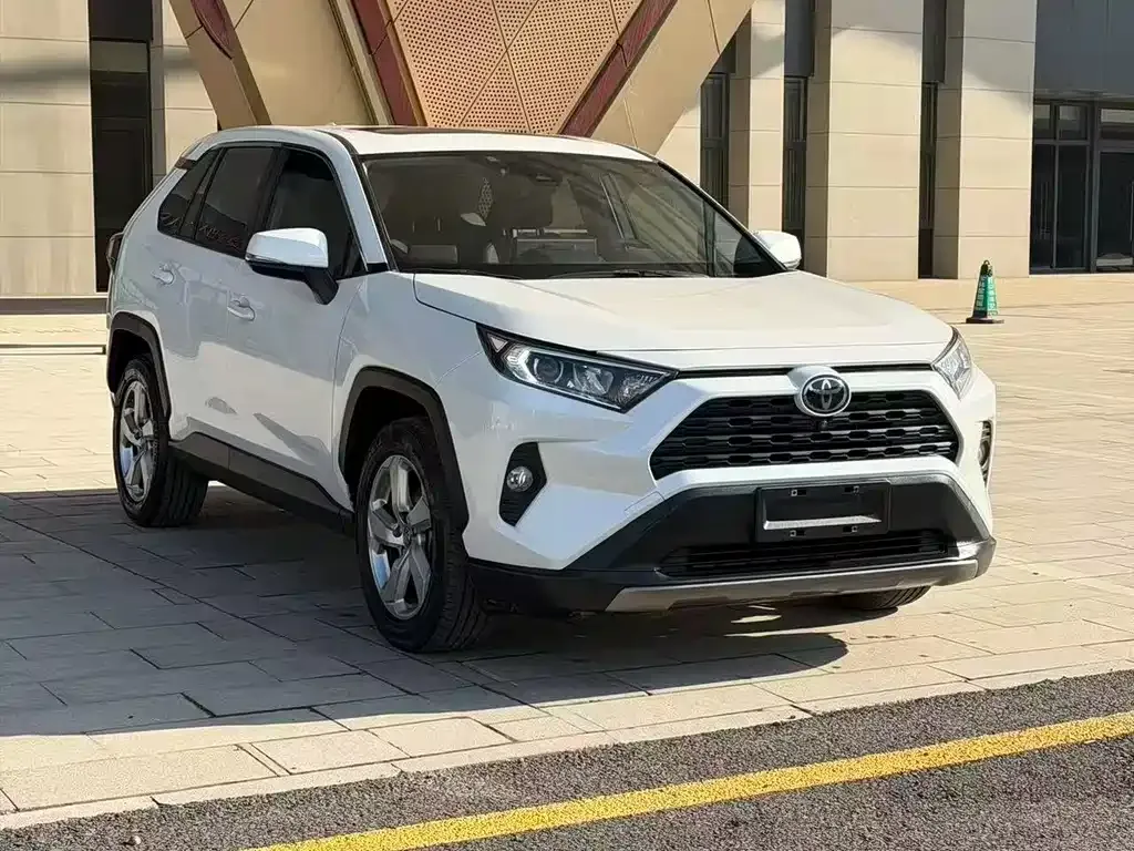 Toyota RAV4 — фото 8
