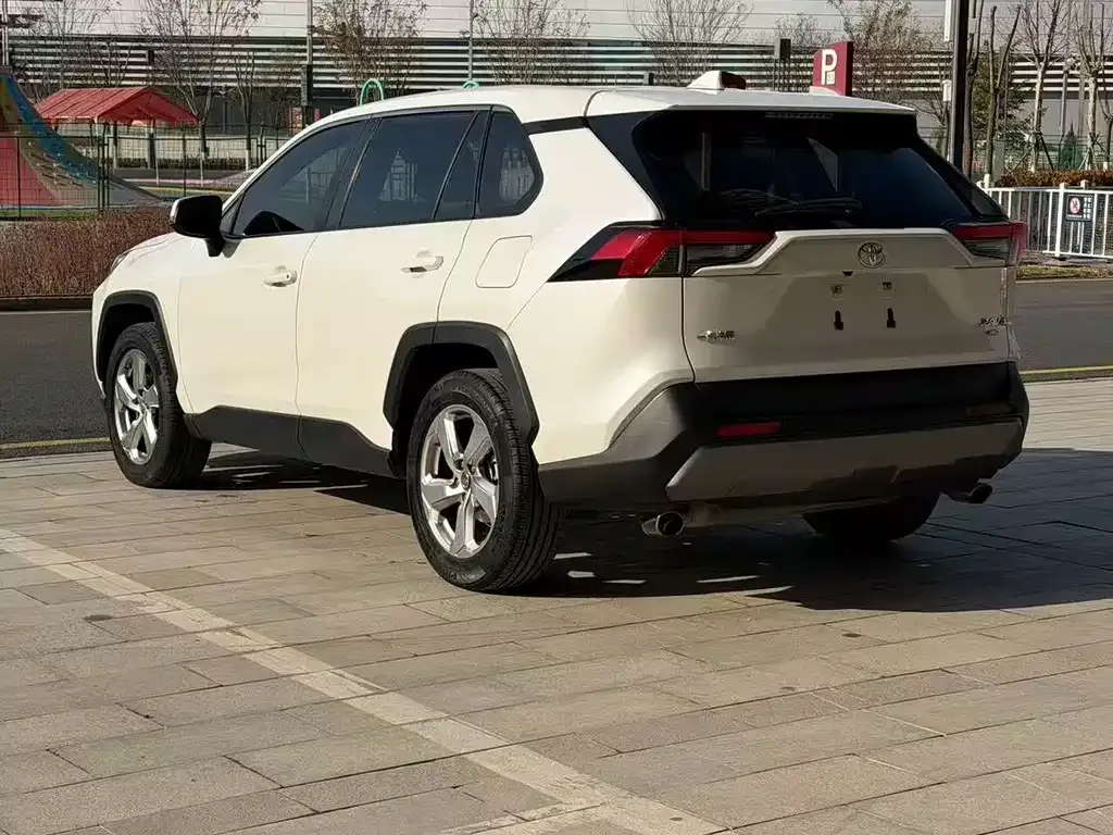 Toyota RAV4 — фото 4