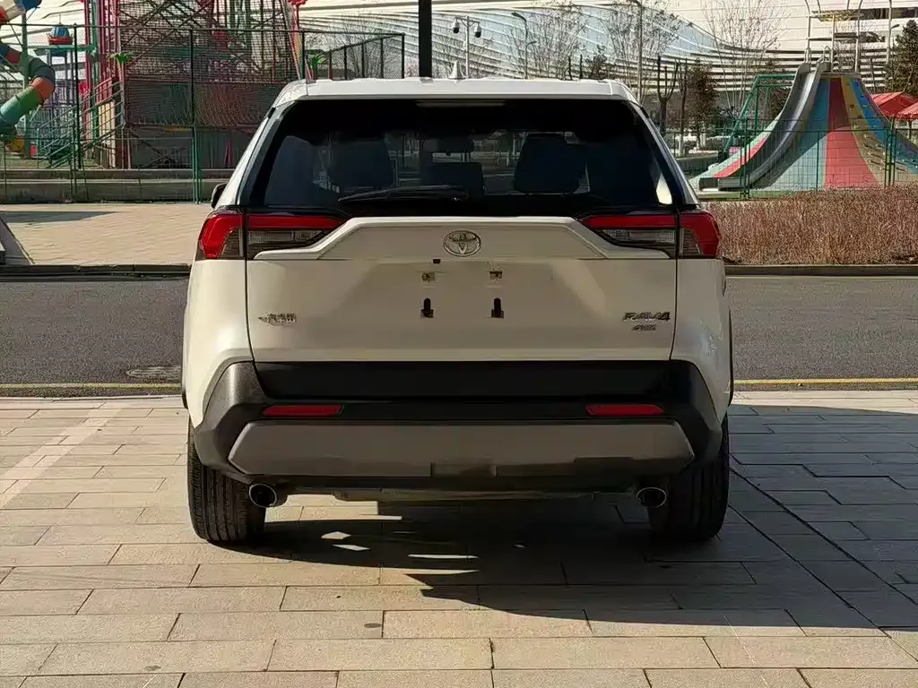 Toyota RAV4 — фото 7
