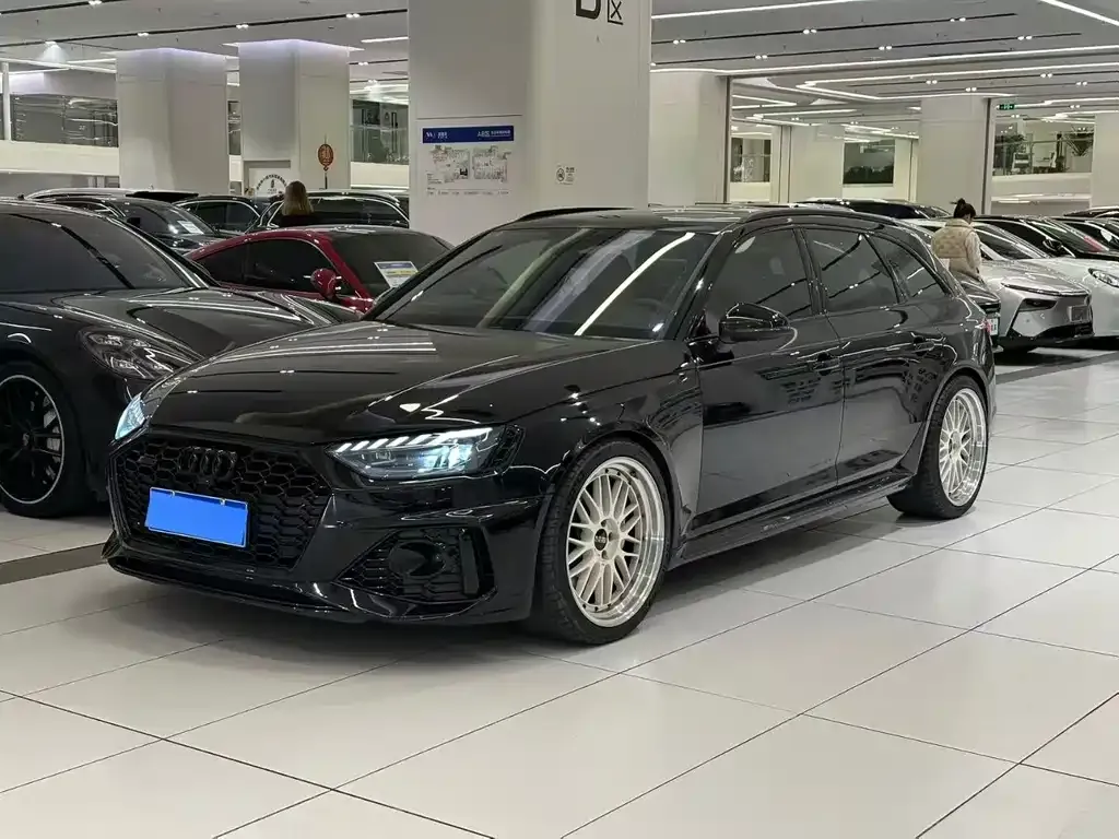 Audi RS 4 — фото 1
