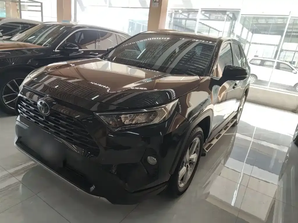 Toyota RAV4 — фото 1