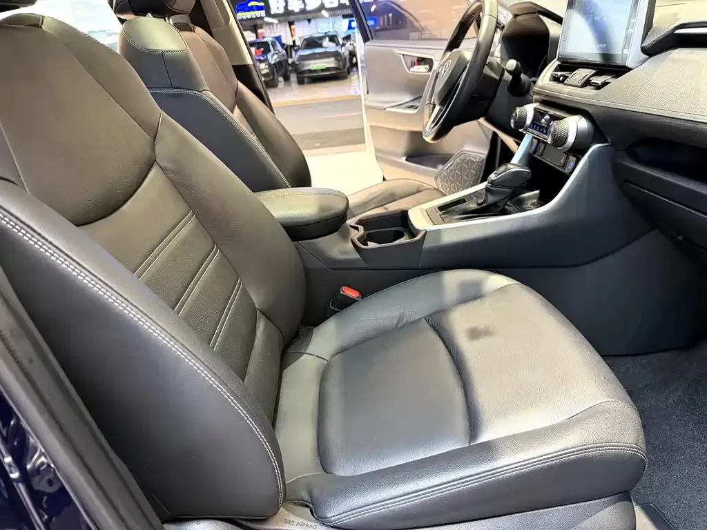 Toyota RAV4 — фото 8