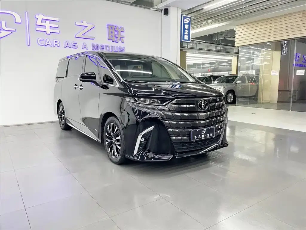 Toyota Alphard — фото 1