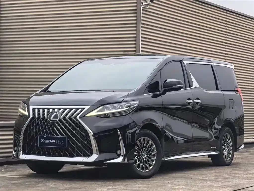 Lexus LM — фото 1