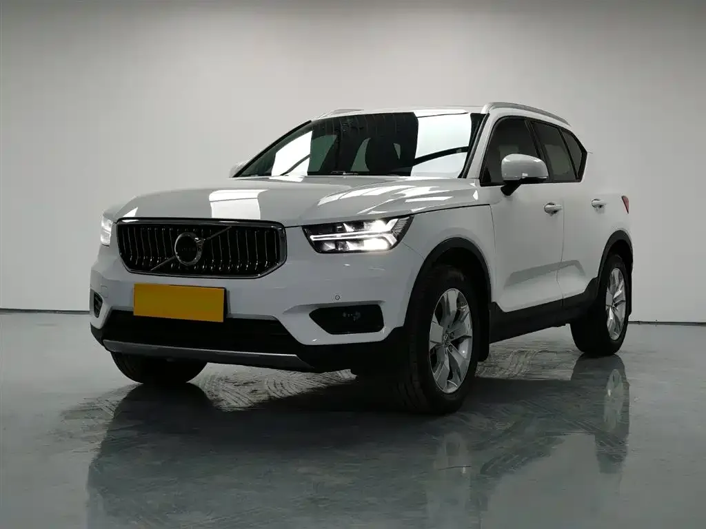 Volvo XC40 — фото 1