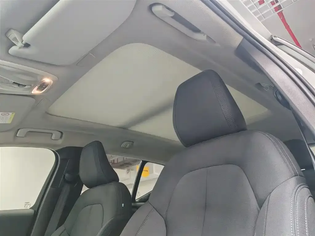 Volvo XC40 — фото 10
