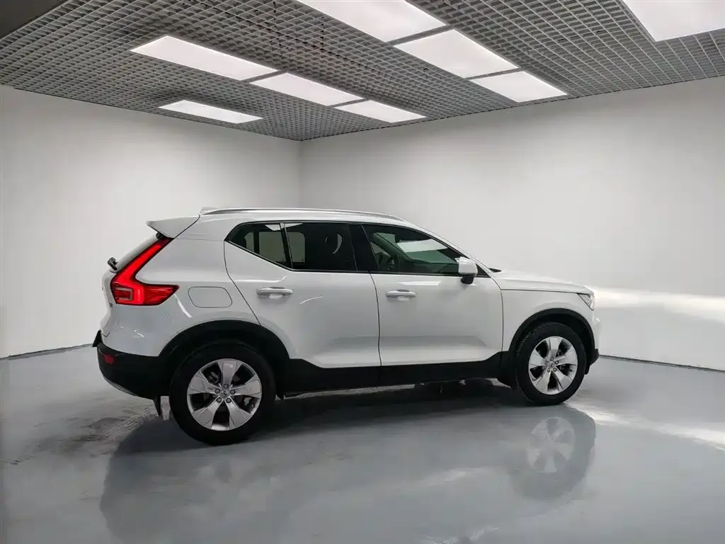 Volvo XC40 — фото 4